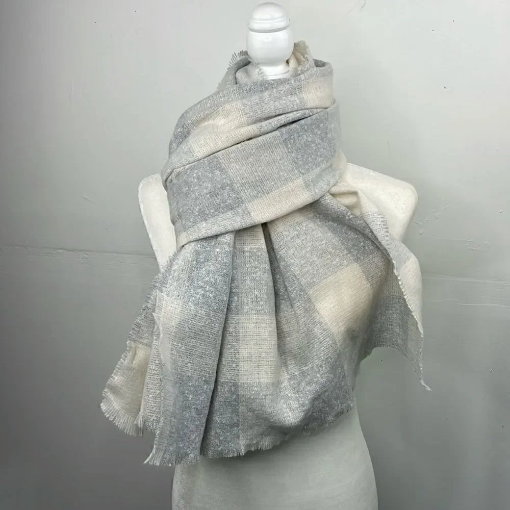 Old Navy Buffalo Plaid Blanket Scarf Light Gray super soft